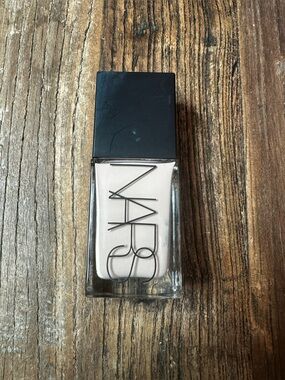 NARS Foundation Bottle - Light Beige Cream
